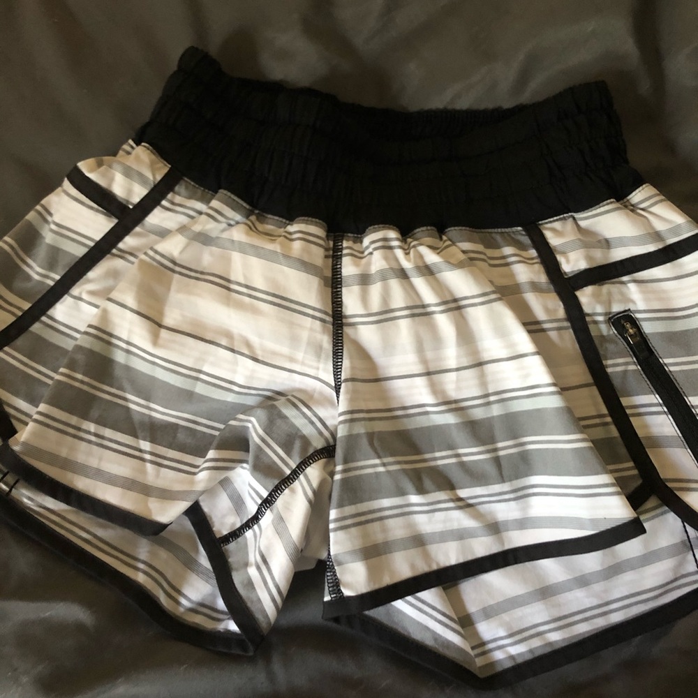Lululemon LINED shorts size 4 LIKE NEW